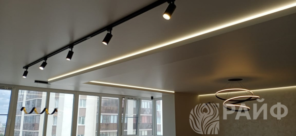 Фото потолка с трековыми светильниками