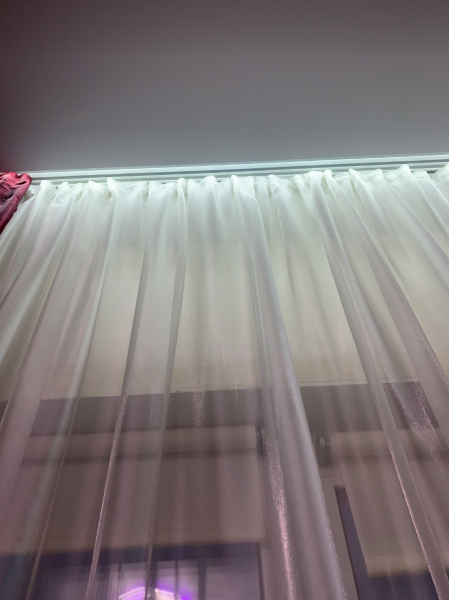 Фото натяжного потолка со скрытой нишей под карниз