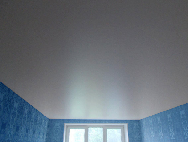 Натяжной потолок в спальню