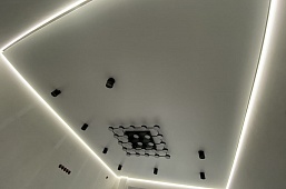 Цветной Глянцевый потолок на лоджия 4 м²