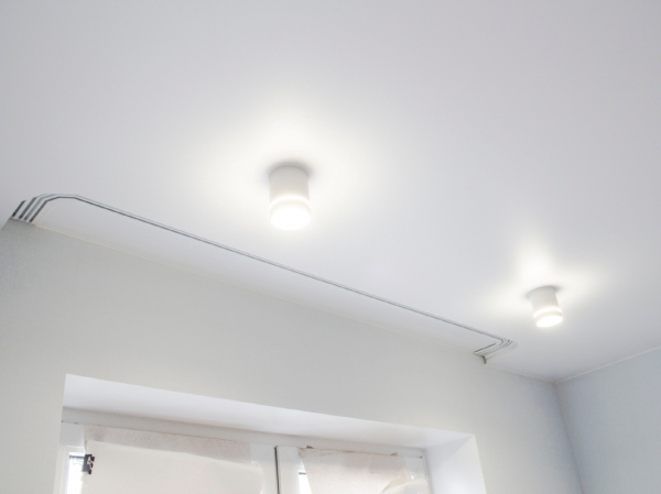 Натяжной потолок со скрытой нишей под карниз