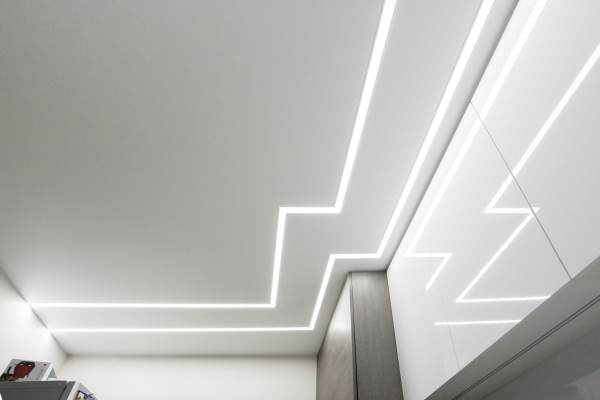 Фото потолка со световыми линиями