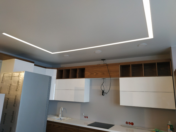 Пример натяжного потолка со световыми линиями на кухню