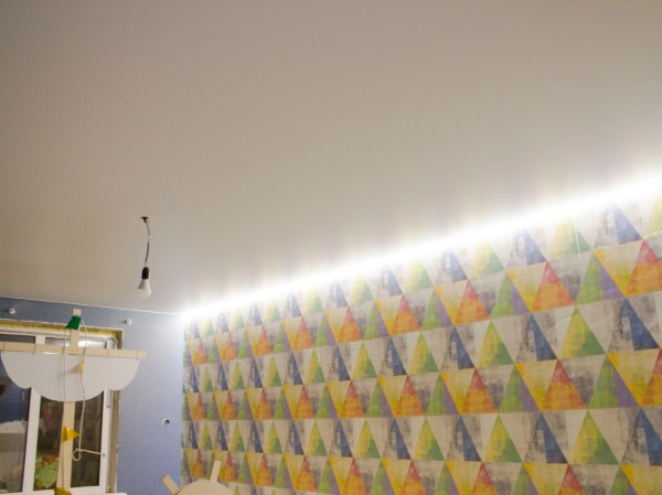 Фото натяжного потолка с подсветкой