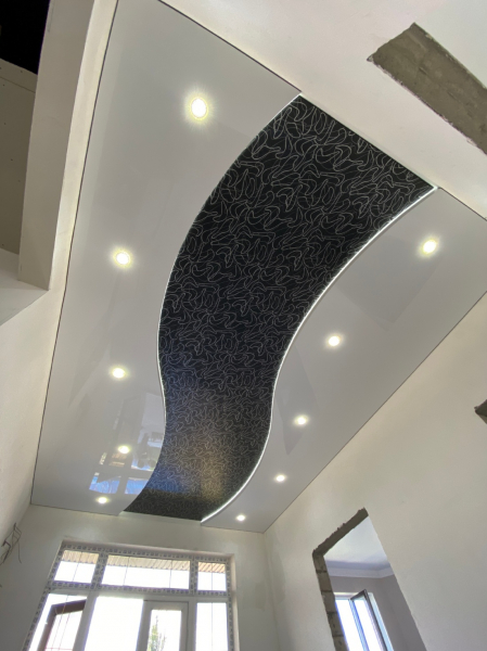 Натяжной потолок со спайкой полотен