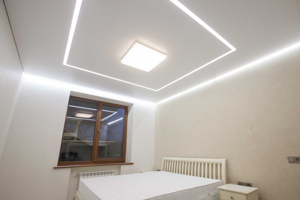 Потолок с цветными световыми линиями в гостиной 21 м²